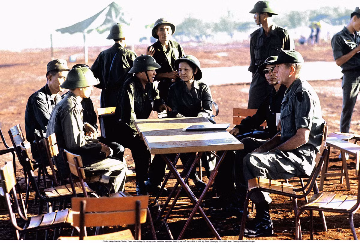 Phái đoàn Việt Nam và phái đoàn đại diện của Mỹ tại Lộc Ninh trong buổi trao trả tù binh Mỹ ngày 12/2/1973. Nguồn ảnh: Flickr.