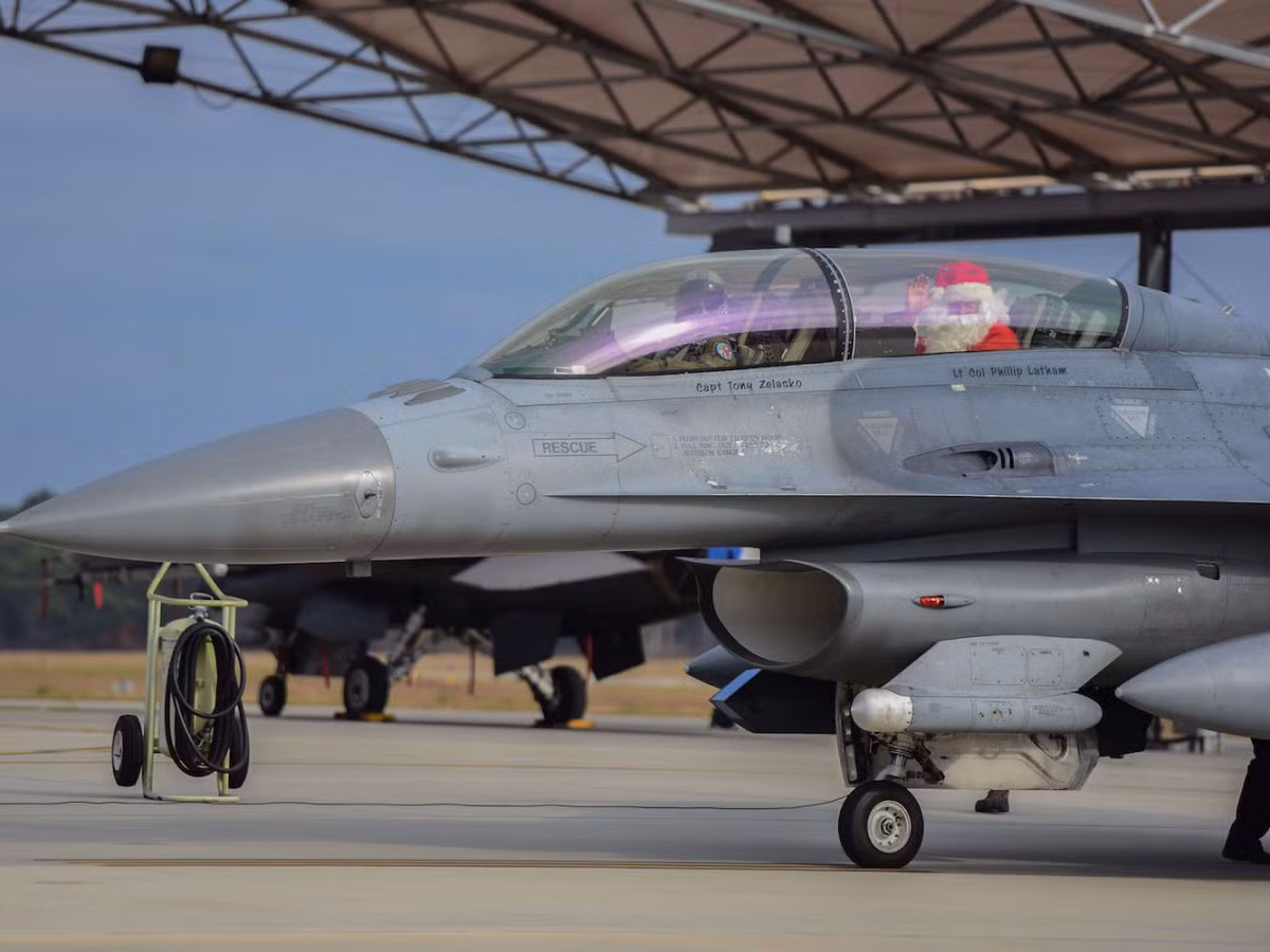 Chiến đấu cơ F-16 của Vệ binh Quốc gia Mỹ với... Ông Già Noel ngồi ở ghế lái chính. Nguồn Ảnh: BI.