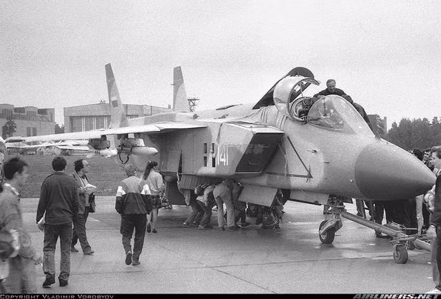 Đề án phát triển Yak-141 được bắt đầu vào năm 1975 dựa trên nền tảng của Yak-38. Chuyến bay đầu tiên của nó diễn ra vào ngày 9/3/1987, và chuyến bay lơ lửng đầu tiên diễn ra vào ngày 29/12/1989, tức hơn hai năm sau đó. Nguồn ảnh: Sina.