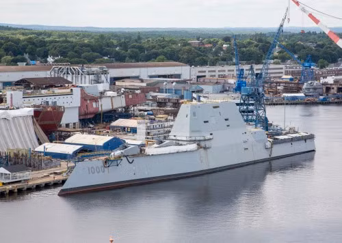 Trước đó, vào cuối tháng 10/2016 Hải quân Mỹ cũng đã biên chế tàu đầu thuộc khu trục hạm lớp Zumwalt là USS Zumwalt lmang số hiệu DDG-1000. Nguồn ảnh: Tumblr.