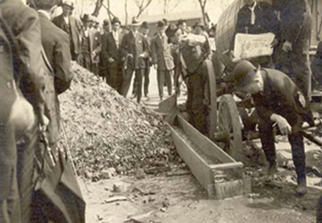 Đãi đất đá tìm kiếm những mẩu xương người. Đãi đất đá tìm kiếm những mẩu xương người.