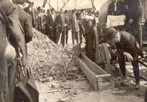 Đãi đất đá tìm kiếm những mẩu xương người.