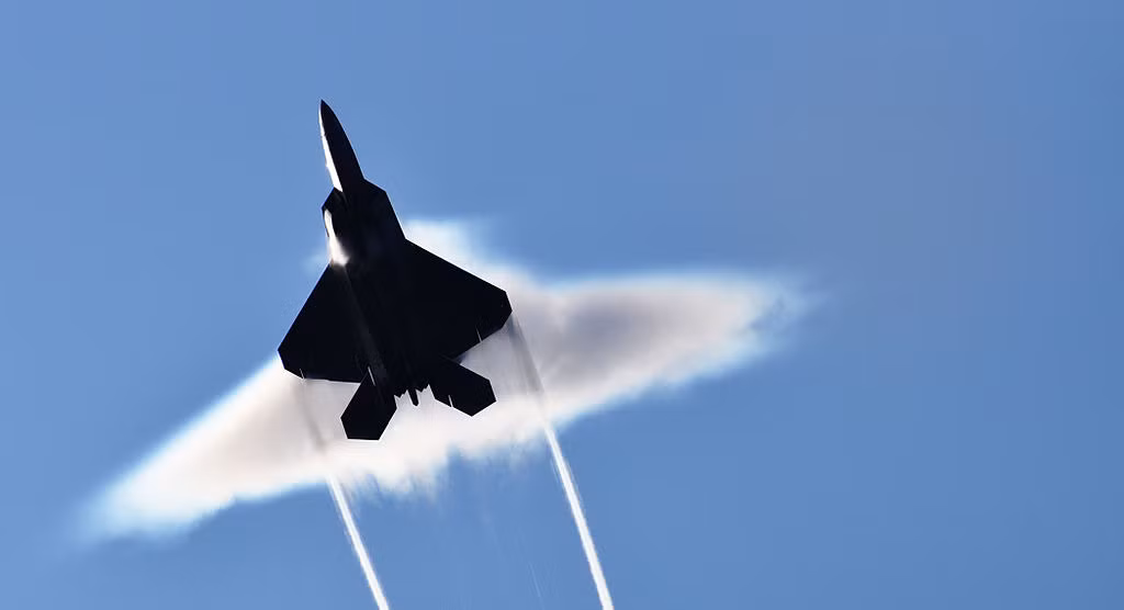 Trong quá khứ, siêu phi cơ F-22 Raptor đã từng gặp phải một số tai nạn chết người vào năm 2009 và năm 2010. Trong cả hai vụ việc, chiếc F-22 đã bị rơi ngay sau khi cất cánh và giết chết phi công điều khiển.Nguồn ảnh: Wiki.