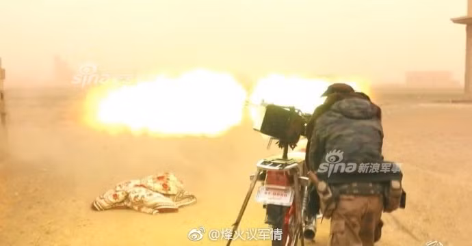 Với kiểu giá súng di động này, các tay súng IS có thể có được khả năng cơ động tối đa với khẩu súng máy có trọng lượng lên tới gần 40 kg kể cả đạn. Nguồn ảnh: Sina.