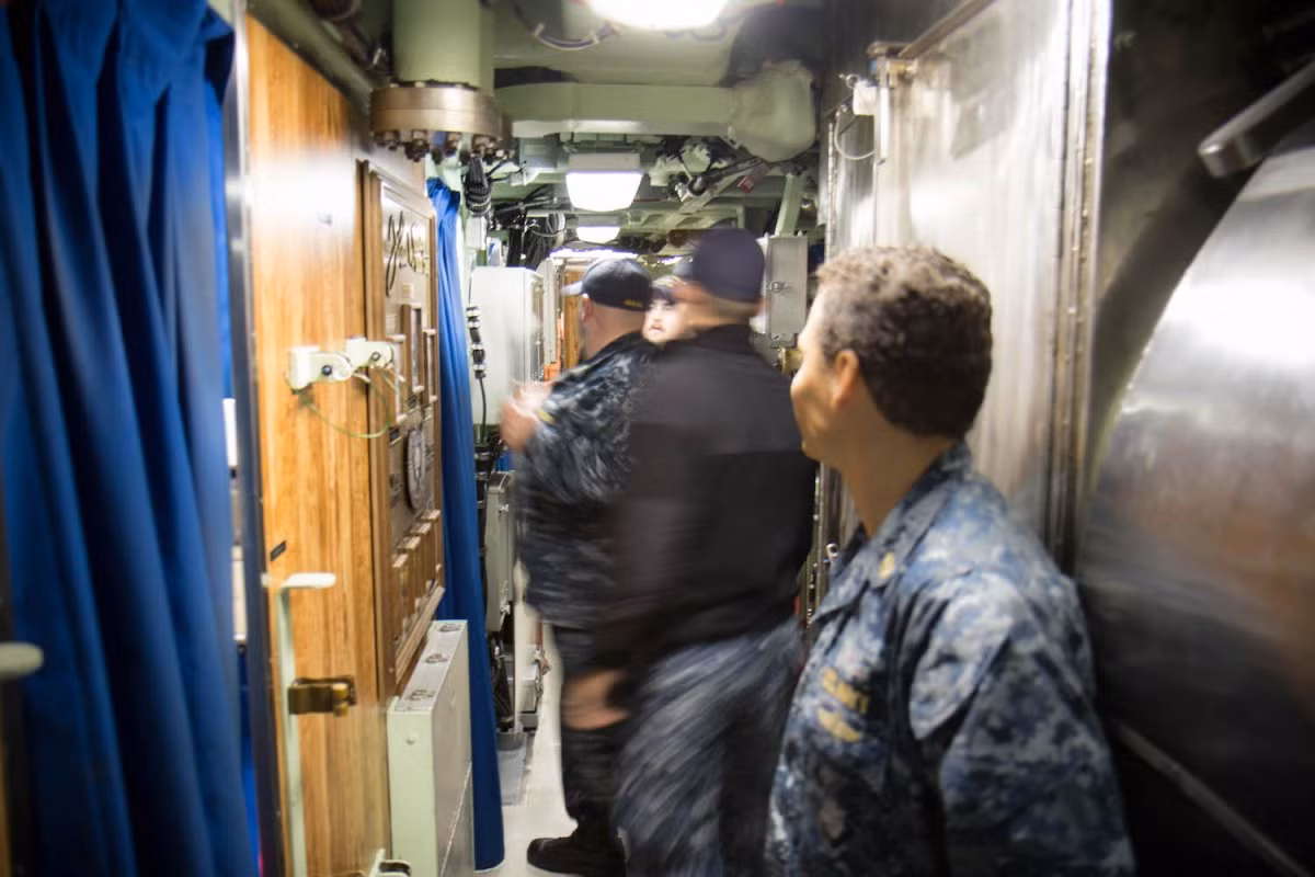 Hàng lang đi có vẻ khá rộng rãi hơn so với các tàu ngầm tấn công sử dụng động cơ điện-diesel thông thường. Nguồn ảnh: BI.