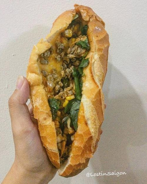 Chỉ mới mở bán được hơn 3 tuần nhưng xe bánh mì hến đã tạo ra một trào lưu ẩm thực gây xôn xao Sài thành (Ảnh: Lostinsaigon)