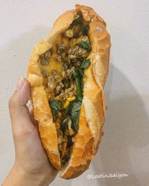 Chỉ mới mở bán được hơn 3 tuần nhưng xe bánh mì hến đã tạo ra một trào lưu ẩm thực gây xôn xao Sài thành (Ảnh: Lostinsaigon)