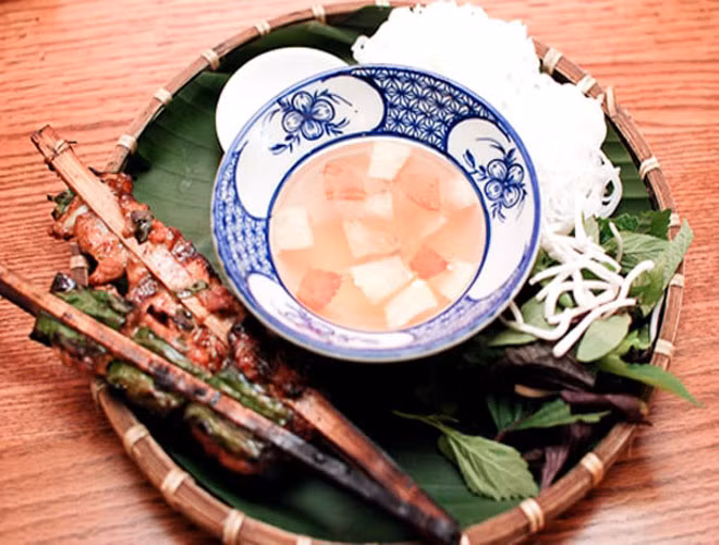 Bún chả kẹp que tre ở Hà Nội rất được lòng thực khách. Ảnh: traveltimes