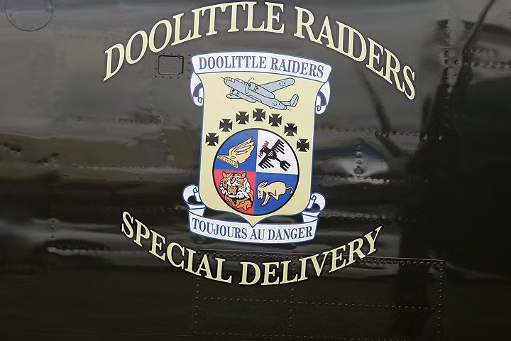 Thành máy bay với dòng chữ tôn vinh sĩ quan Doolittle.