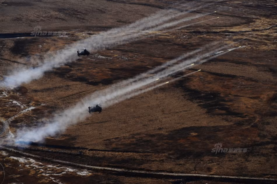 Ra đời từ năm 2003 và có giá 17 triệu USD, trực thăng tấn công WZ-10 là một phiên bản đậm chất châu Á của trực thăng Apache do Mỹ sản xuất. Mặc dù vậy, do kế thừa ưu điểm sinh sau đẻ muộn, WZ-10 mang trong mình nhiều công nghệ mà không phải bất cứ chiếc Apache nào cũng có sẵn. Nguồn ảnh: Sina.