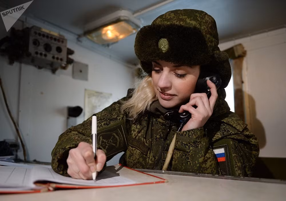 Lực lượng Tên lửa Chiến lược Nga được đặt dưới sự chỉ huy trực tiếp của Tổng tư Lệnh các Lực lượng Vũ trang Nga - Tổng thống Nga Vladimir Putin. Ảnh: Chiến sĩ liên lạc nhận thông tin chỉ đạo từ Kremlin. Ảnh: Sputnik.