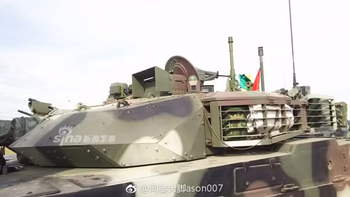 Tổng công suất động cơ của VT-4 vào khoảng 1300 mã lực tương đương với sức kéo 25 mã lực cho mỗi tấn. Lực kéo này được cho là đủ để VT-4 có khả năng vượt địa hình hiểm trở rất tốt vì nó lớn hơn nhiều so với lực kéo của xe tăng T-90 của Nga (khoảng 20,4 sức ngựa/tấn). Nguồn ảnh: Sina.