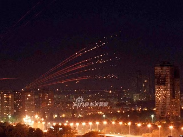 Điều này đã khiến cho năng lực phòng không của Nam Tư bị giảm sút rõ rệt. Ảnh: Pháo phòng không được phía Nam Tư đặt lên nóc nhà cao tầng để có góc bắn "đẹp" nhất vào đội hình máy bay Mỹ. Nguồn ảnh: Sina.