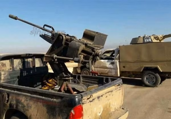 Xe bán tải lắp đại liên và tháp pháo xe thiết giáp BMP (bên phải ảnh). Nguồn ảnh: Sina.