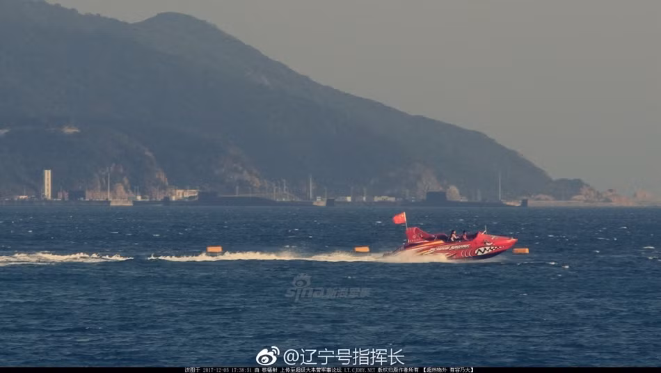 Dân mạng Trung Quốc đang phát sốt với loạt ảnh được cho là căn cứ tàu ngầm hạt nhân của Hải quân Trung Quốc nằm trên đảo Hải Nam. Điều đáng nói, đứng từ bờ biển đông du khách có thể nhìn rõ căn cứ này. Nguồn ảnh: Sina.