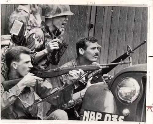 Những căn hầm này cất giấu rất nhiều vũ khí bao gồm súng AK-47, súng chống tăng B-40, súng trường, lựu đạn, thuốc nổ và nhiều loại vũ khí sát thương khác, sẵn sàng cung cấp cho các đơn vị biệt động khi cần. Nguồn ảnh: Pinterest.