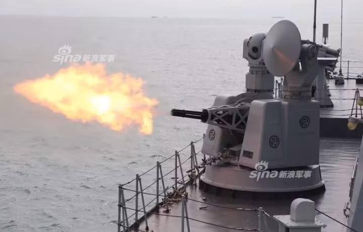 Một loại vũ khí khác trên các tàu khu trục Type 052D cũng được xem là tiêu chuẩn của Hải quân Trung Quốc chính là những khẩu pháo cao tốc Type 730 CIWS. Nguồn ảnh: Sina.