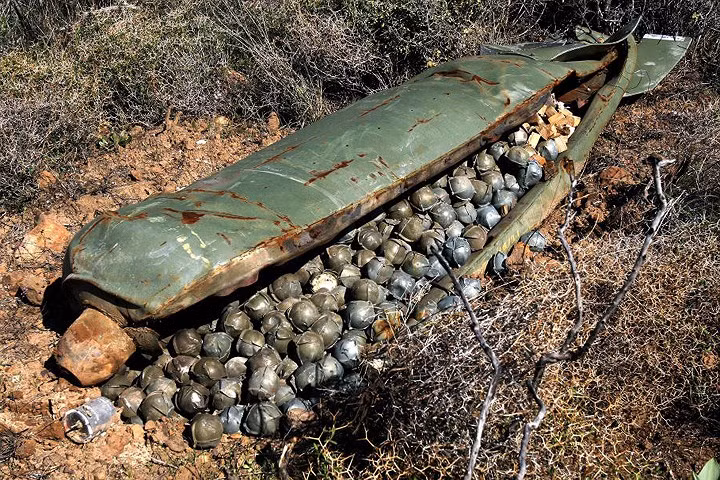 Một quả bom mẹ chứa hơn 600 quả bom con mà máy bay Israel đã thả trong cuộc chiến Israel-Hezbollah kéo dài 34 ngày. Hiện vật tại ngôi làng ở miền nam Lebanon. Ảnh: AP.