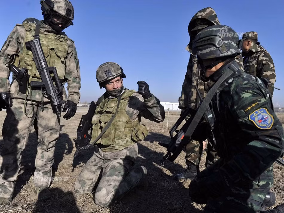 Binh lính Nga đang chia sẻ kinh nghiệm về cách tác chiến trên địa hình thảo nguyên cho binh lính Trung Quốc. Nguồn ảnh: Sina.