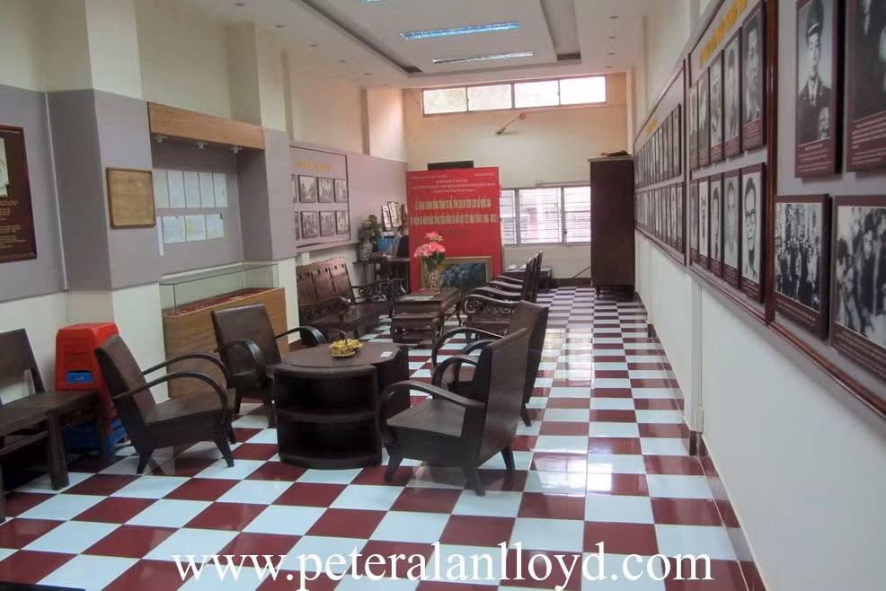 Tầng hai của quán Phở Bình vẫn còn được bảo tồn nguyên trạng tới tận ngày nay và trở thành một bảo tàng thu nhỏ, ghi lại những chiến tích anh dũng của quân và dân Sài Gòn trong chiến dịch Tổng tiến công và nổi dậy Xuân Mậu Thân 1968. Nguồn ảnh: Peter.