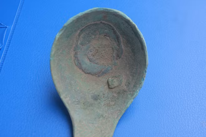 . Trong lòng chiếc muôi đồng có vết thủng, được người xưa hàn đồng lại. Niên đại của bảo vật này thuộc nền văn hoá Đông Sơn, cách đây 2.000 - 2.500 năm.