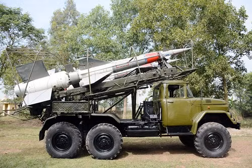 Tên lửa Pechora chuẩn bị được đưa ra vị trí triển khai.