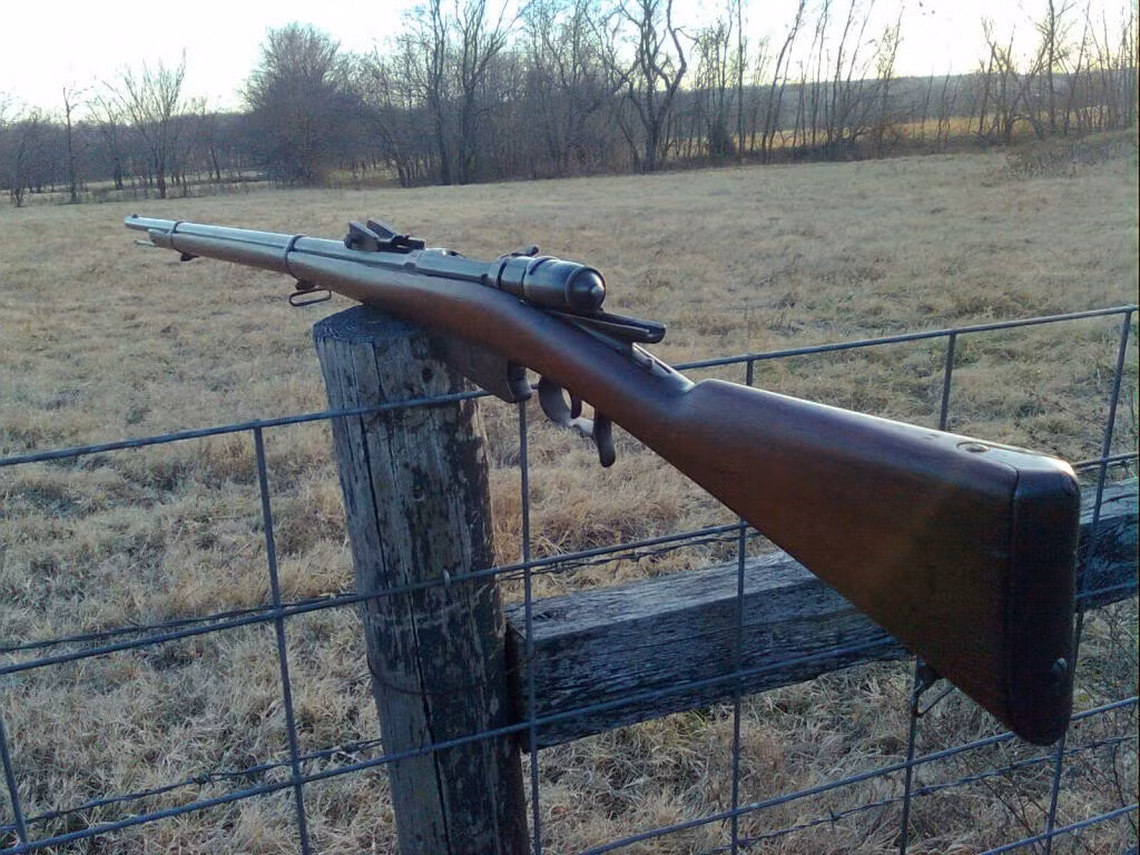 Tổng cộng đã có khoảng 3 triệu khẩu súng trường phát một Carcano từng được sản xuất, loại súng trường này được sử dụng suốt trong chiến tranh thế giới thứ nhất, qua chiến tranh thế giới thứ hai và tới tận ngày nay, nó vẫn xuất hiện trong các cuộc xung đột nhỏ lẻ ở Trung Đông. Nguồn ảnh: Pinterest.