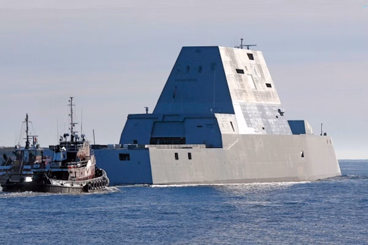 Về mặt trang bị vũ khí, USS Michael Monsoor được trang bị tổng cộng tới 80 ống phóng thẳng đứng và 2 siêu pháo 155mm. Nguồn ảnh: Jeff.