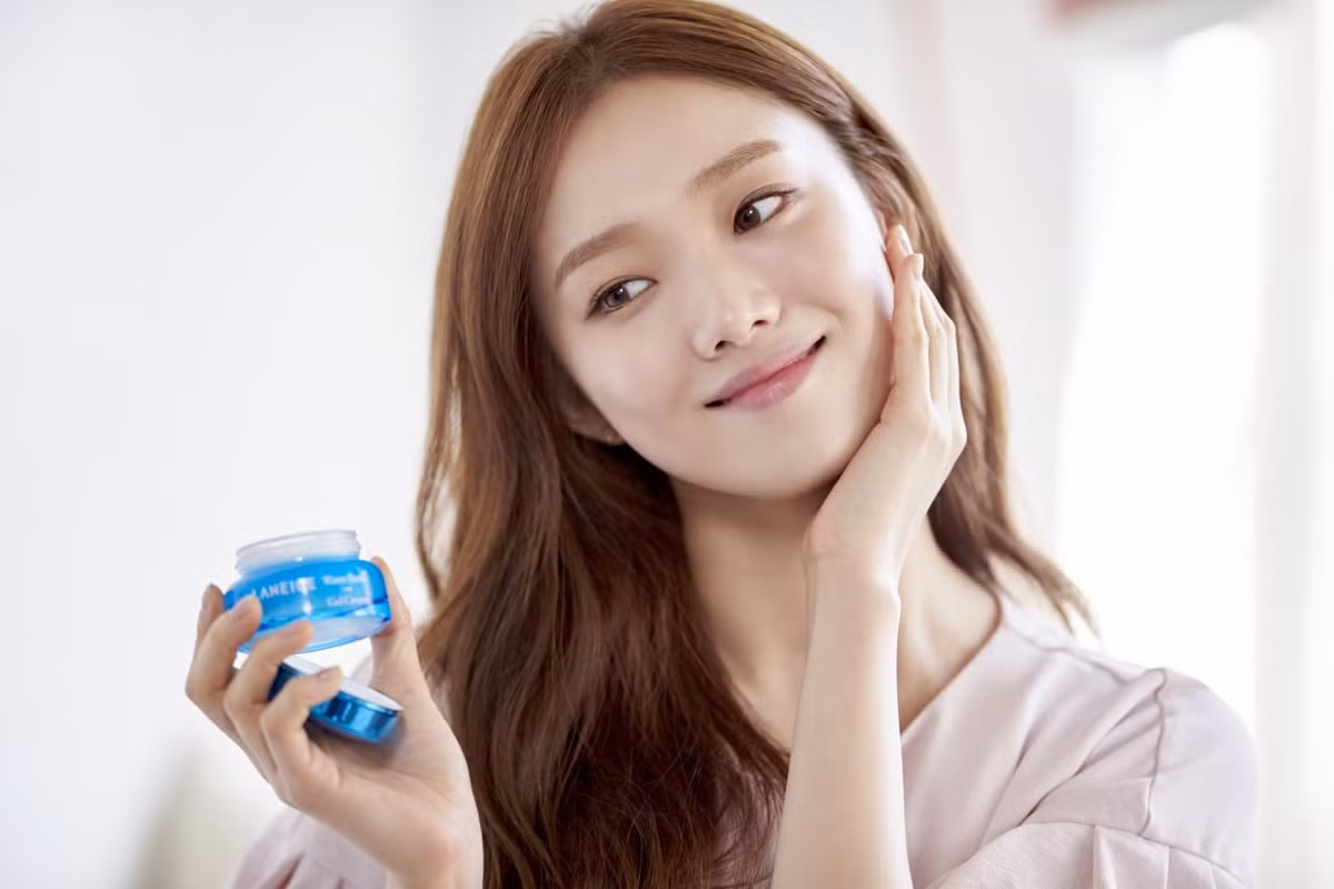 Để có được làn da đẹp, con gái Hàn cũng rất chú trọng vào việc chăm sóc da với từng loại kem chuyên biệt.