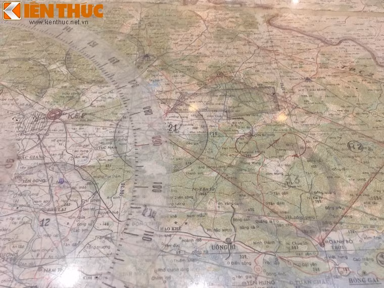 Ở một vài khu vực, các máy bay MiG của ta cũng tổ chức bay tuần, tìm kiếm và tiêu diệt địch. Điều đáng nói ở đây là trong những ngày đầu diễn ra không kích, Mỹ có vẻ khá chủ quan và tự cao khi dám thực hiện nhiều phi vụ kéo dài trong nhiều ngày với cùng một đường bay giống hệt nhau.