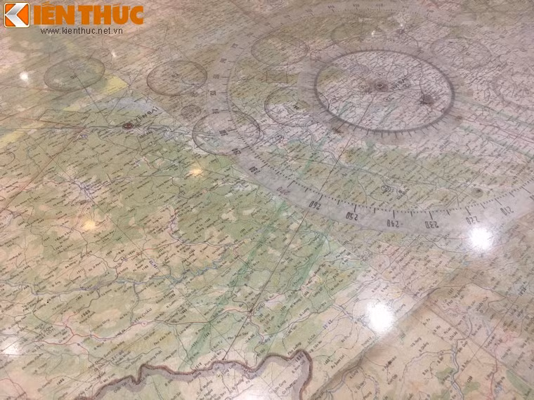Toàn cảnh tấm bản đồ chiến thuật của lực lượng Phòng không - Không quân trong trận Điện Biên Phủ trên không.