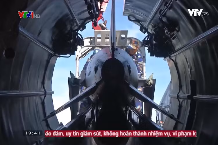 Báo Nước Nga (RG) đưa tin cho biết đây là lần đầu tiên phía Việt Nam công bố chính thức các hình ảnh tên lửa Kalibr được phóng đi từ các tàu ngầm Kilo đặt mua từ Nga. Nguồn ảnh: VTV.