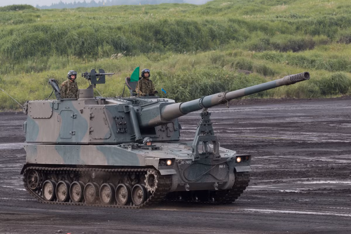 Ra đời từ năm 1999, pháo tự hành Type 99 của Nhật Bản được thiết kế và sản xuất bởi tập đoàn Công nghiệp Nặng Mitsubishi và chỉ được sử dụng bởi Lực lượng Phòng vệ Mặt đất Nhật Bản. Nguồn ảnh: Ddmu.