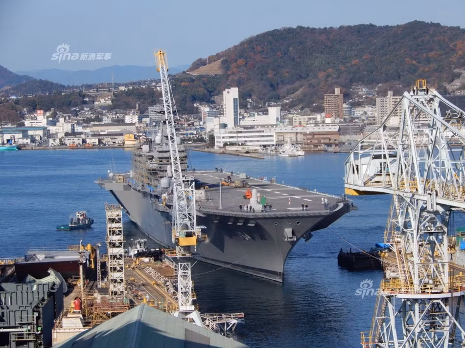 Được đóng theo lớp Izumo, tàu khu trục mang trực thăng JS Kaga "DDH-184" có độ giãn nước tối đa 27.000 tấn, dài 248 mét và rộng 38 mét. Tàu có khả năng di chuyển với tốc độ tối đa 30 hải lý trên giờ tương đương với 56 km/h với 4 động cơ tua-bin khí GE/IHI. Nguồn ảnh: Sina.