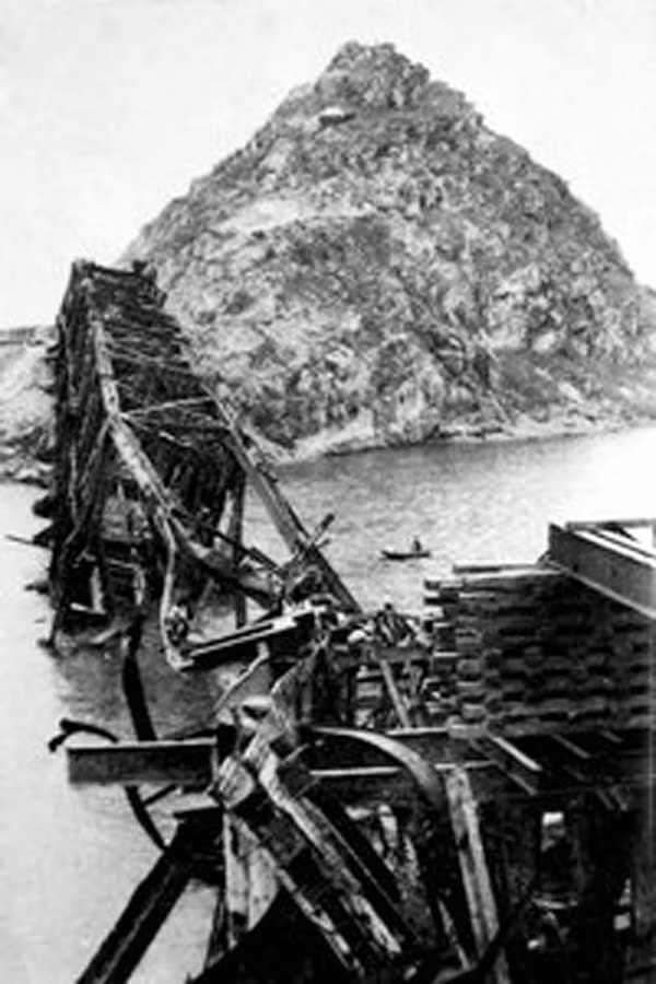 Cận cảnh một phần đầu cầu Hàm Rồng bị Không quân Mỹ đánh sập. Nguồn ảnh: CTBT.