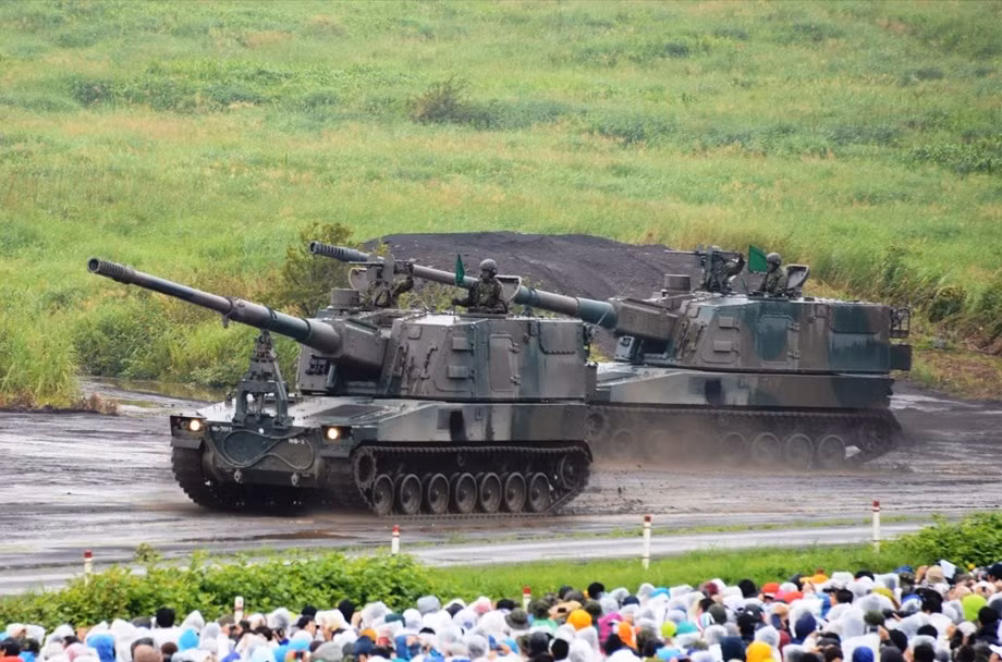 Trên thực tế, khẩu pháo tự hành này chỉ di chuyển được với tốc độ tối đa khoảng 40 km/h trên đường bằng. Điều này sẽ là một điểm yếu chí tử khi nó không thể theo kịp tốc độ hành quân của đội hình hoặc kéo tụt khả năng cơ động của cả lực lượng xuống mức trung bình. Nguồn ảnh: Deagel.