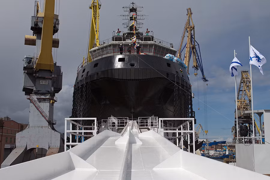 Tàu phá băng đầu tiên được chế tạo cho Hải quân Nga sau 40 năm trở lại gần đây Ilya Muromets thuộc Project 21180 vừa hoàn thành hải trình đâu tiên của mình tại vùng Biển Barents, cửa ngõ dẫn vào Bắc Cực. Sau hải trình này tàu phá băng Nga Ilya Muromets sẽ chính thức được biên chế cho Hạm đội Biển Bắc trong năm 2018. Nguồn ảnh: RT.