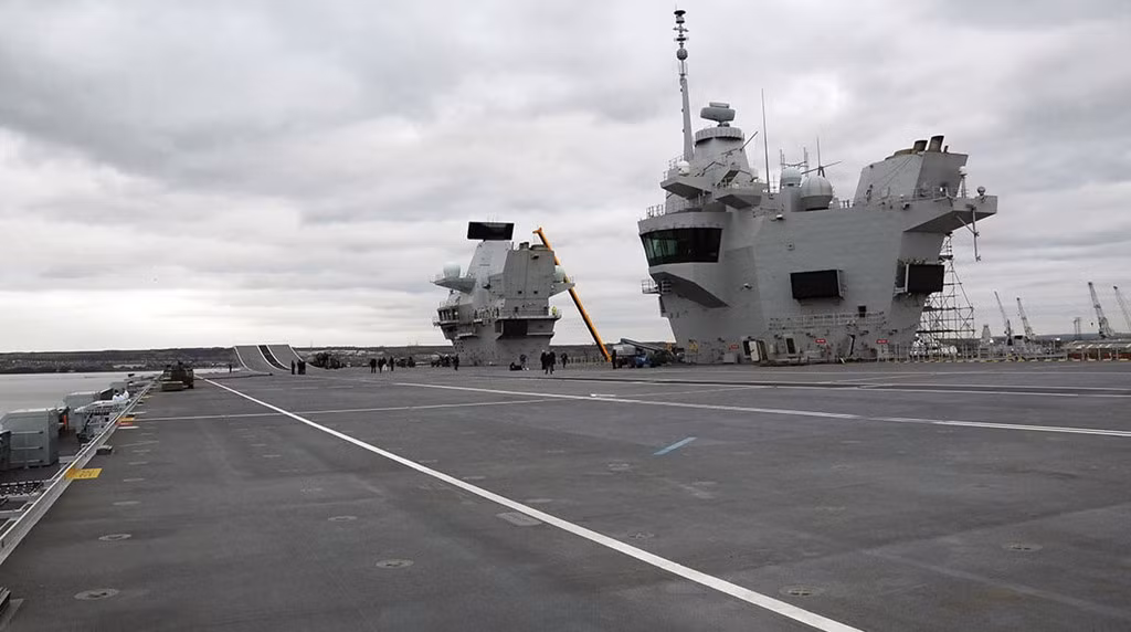 Tàu sân bay Elizabeth có chiều dài 284 m, rộng lớn nhất 73 m, mớn nước 11 m, lượng choán nước toàn tải 70.600 tấn. Tàu được trang bị 2 động cơ tuabin khí và 2 động cơ diesel với tổng công suất 61.687 mã lực, tốc độ tối đa 29 hải lý/giờ, dự trữ hành trình 10.000 hải lý.