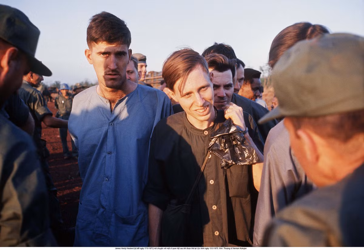 Tù binh Mỹ trong trang phục áo bà ba khi bị ta giam giữ tham gia buổi trao trả. Nguồn ảnh: Flickr.