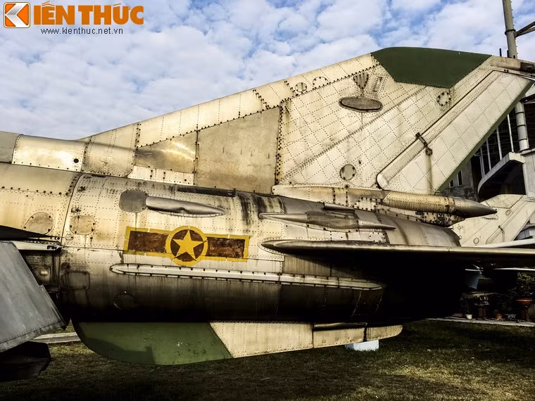 Có thể nhắc tới trường hợp của phi công Vũ Xuân Thiều, trong chiến dịch 12 ngày đêm lịch sử, Anh hùng Vũ Xuân Thiều đã lao chiếc MiG-21 đâm thẳng vào phi cơ B-52 của đối phương sau khi bắn hai quả tên lửa trượt mục tiêu do bị đối phương gây nhiễu quá mạnh. Phi công Vũ Xuân Thiều sau đó đã được nhà nước truy tặng danh hiệu Anh hùng lực lượng vũ trang nhân dân.