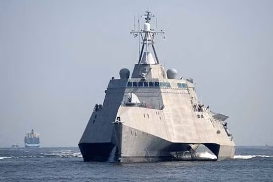 Các tàu thuộc lớp Independence có độ giãn nước tối đa khoảng 3000 tấn, chiều dài 127 mét, lườn rộng tổng cộng 32 mét và có độ mớm nước khoảng 4,3 mét. Nguồn ảnh: Poan.
