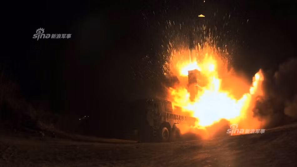 Điều kinh ngạc là việc, theo một số nguồn tin, Hyunmoo 2 không được phát triển với sự hợp tác từ Mỹ mà thay vào đó là Nga. Lý do cho việc này vì Washington không mặn mà đề xuất phát triển tên lửa đạn đạo từ Seoul, các thỏa thuận ký năm 1979 chỉ cho phép phát triển tên lửa có tầm bắn 179km. Mãi tới năm 2001, Hàn Quốc mới mạnh bạo tuyên bố phát triển tên lửa đạn đạo bắn xa 300km, mang đầu đạn 500kg, nhưng không có nhắc tới sự hỗ trợ từ Washington. Nguồn ảnh: Sina.