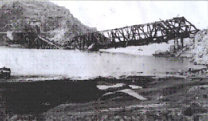 Hậu quả là cầu Hàm Rồng bị đánh gẫy ngay trong những đợt không kích đầu tiên của Mỹ trong tháng 4/1972, dù nó đã đứng vững hiên ngang trong nhiều cuộc không kích khác trước đó kéo dài suốt 8 năm trời. Nguồn ảnh: War.