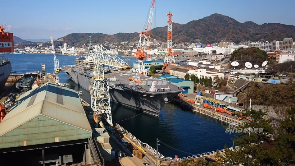 Theo truyền thông Nhật Bản, vào trong cuối tháng 12 vừa rồi tàu đổ bộ trực thăng (khu trục mang trực thăng) mới nhất của nước này là JS Kaga (DDH-184) thuộc lớp Izumo đã chính thức đi hoạt động trở lại sau nhiều tuần nằm ở dock sửa chữa tại căn cứ hải quân Kure. Nguồn ảnh: Sina.