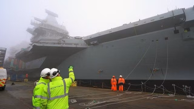 Theo lý thuyết, các tàu sân bay được đóng theo lớp Queen Elizabeth có thể mang theo được tối đa 70 máy bay chiến đấu các loại, tuy nhiên điều này là không cần thiết trong giai đoạn hiện tại. Nguồn ảnh: Sina.