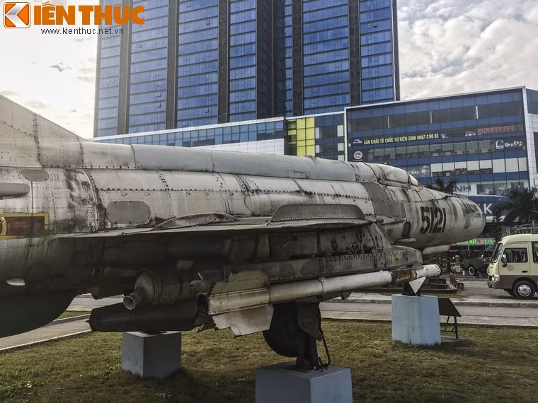 Điều đó đồng nghĩa với việc, trung bình mỗi chiếc B-52 sẽ có tới 10 máy bay chiến thuật bảo vệ và mỗi tốp ba chiếc B-52 sẽ dàn đội hình với tổng cộng 30 máy bay chiến thuật bảo vệ xung quanh.