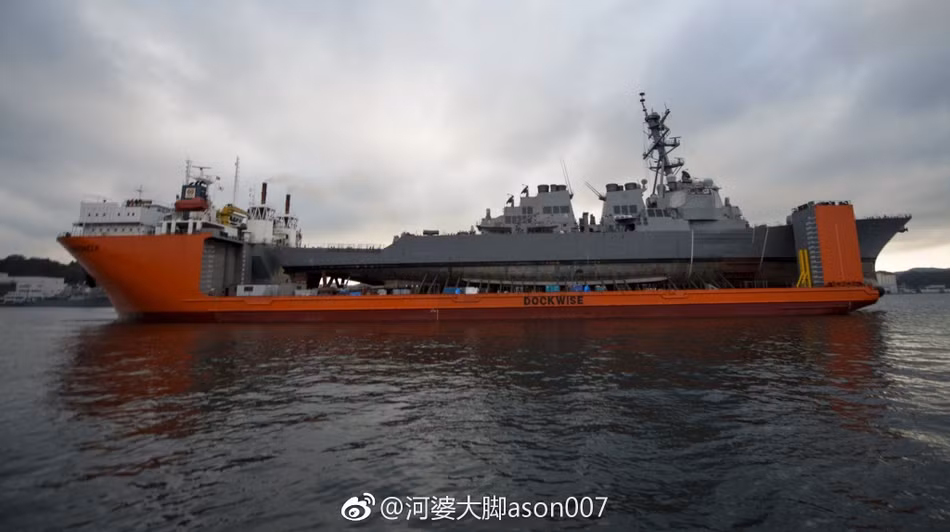 Vụ tai nạn xảy ra vào hôm 17/6 khi một tàu hàng của Philippines tông trúng vào hông của USS Fitzgerald đã khiến 7 thủy thủ trên tàu USS Fitzgerald thiệt mạng và ba người khác bị thương nặng. Nguồn ảnh: Sina.