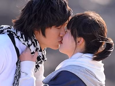 Màn cưỡng hôn trong Vườn sao băng phiên bản Hàn Quốc