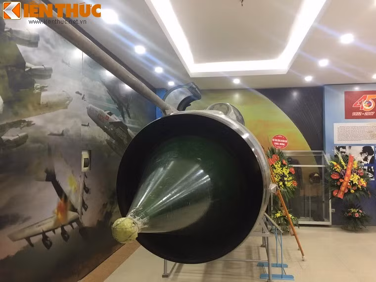 Mặc dù trước đó phía Việt Nam đã có các phi cơ MiG-15 và các phi công của ta vẫn thường xuyên được cử sang nước ngoài đào tạo, tuy nhiên khi mới nhận chiếc MiG-21 đầu tiên vào năm 1966, phía ta vẫn còn thiếu kinh nghiệm vận hành loại tiêm kích đánh chặn này.