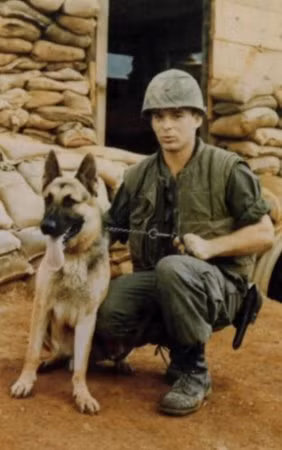 Trong giai đoạn từ 1966-1973, Quân đội Mỹ triển khai khoảng 5.000 chó nghiệp vụ K9 tại Việt Nam cùng với đó là khoảng 10.000 binh lính Mỹ phục vụ như những người điều khiển lực lượng đặ biệt này trong các đơn vị K9. Nguồn ảnh: Pinterest.